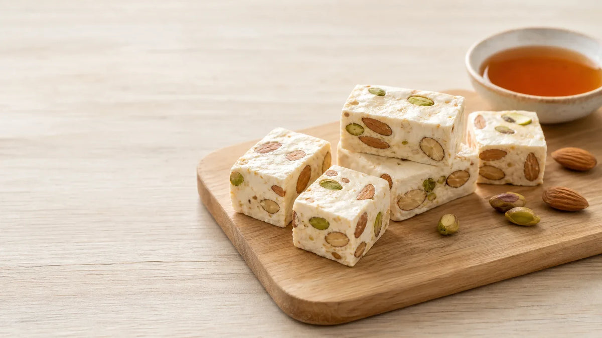 Nougat tendre à l’érable présenté avec des fruits à coque